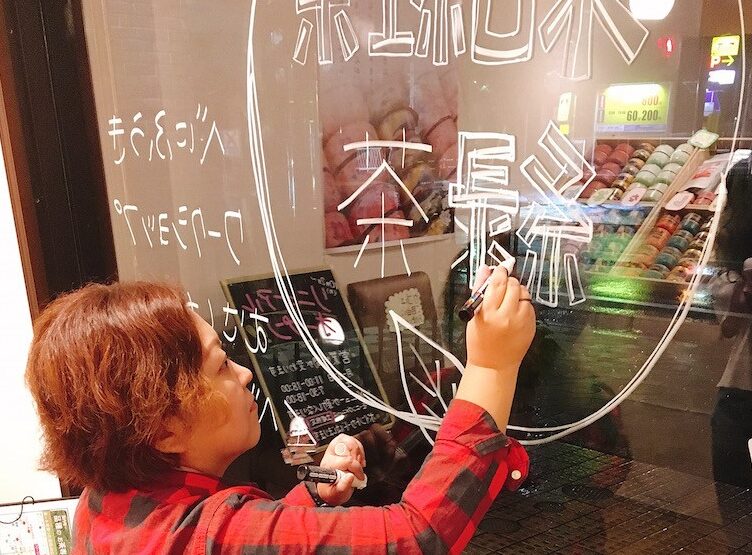 窓ガラスペイント作業中